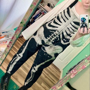 Mono de esqueleto blanqueado - Mono de esqueleto espeluznante y aterrador Disfraz de Halloween Huesos blanqueados Pantalones cortos holgados de terror gótico grunge Basildewdrop