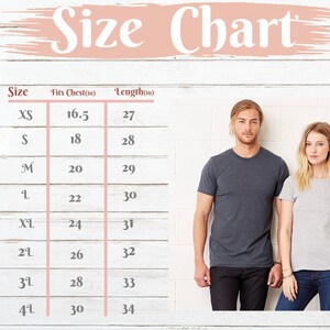 Pu&ograve; includere: Tabella delle taglie per una t-shirt con misure in pollici. La tabella mostra la taglia, la misura del petto e la lunghezza per le taglie XS a 4L.