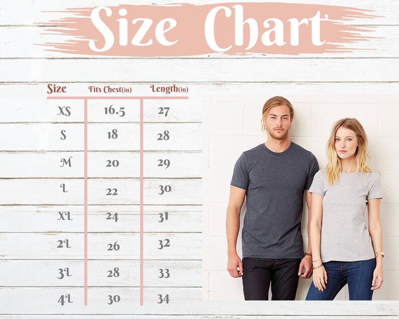 Pu&ograve; includere: Tabella delle taglie per una t-shirt con misure in pollici. La tabella mostra la taglia, la misura del petto e la lunghezza per le taglie XS a 4L.