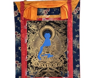 Handbemalter tibetischer Medizin Buddha Thangka - Bhaisajyaguru Kunst für Mitgefühl & Meditation - Seidenbrokat Wandbehang