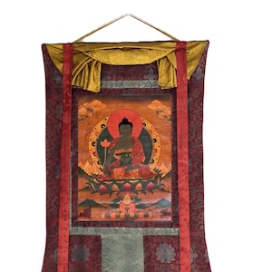 Original Handgemalter Medizin Buddha / Bhaisajyaguru Altes, ölversiegeltes tibetisches Thangka Bild Meditationskunst mit Seidenbrokat eingerahmt
