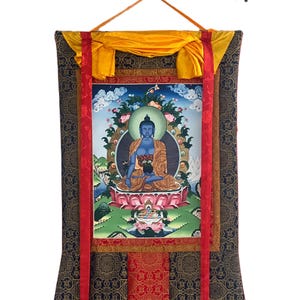 Hoogwaardige digitale gicleeprint van een medicijnboeddha/ Bhaisajyaguru Tibetaanse Thangka - compassie-meditatiekunst met premium zijdebrokaat