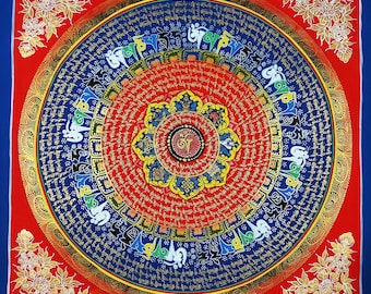 Könnte beinhalten: Ein kreisförmiges Mandala mit komplizierten Details in Rot, Blau, Gold und Weiß. Das Mandala zeigt eine zentrale Lotusblume mit einem Mantra in der Mitte. Das Mandala ist von einem Ring mit Text in tibetischer Schrift umgeben.