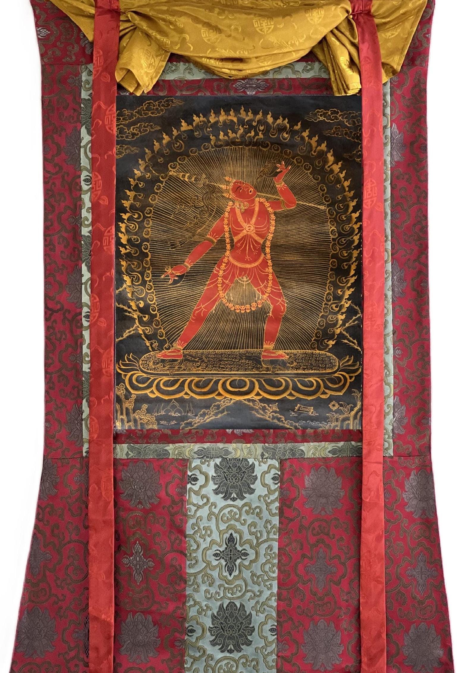 手描きのヴァジュラヨーギニタンカ – シルクブロケードで仕上げた油彩