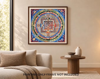 Könnte beinhalten: Ein quadratischer Wandkunstdruck mit einem detaillierten, farbenfrohen Mandala mit komplexen geometrischen Mustern, zentralen Gottheiten und konzentrischen kreisförmigen Rändern in Blau-, Orange- und Rottönen, gerahmt in dunklem Holz.