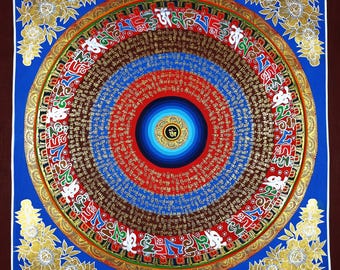 Puede incluir: Una vibrante pintura de mandala circular con anillos concéntricos de color y escritura intrincada. El diseño presenta un núcleo central azul oscuro y rojo, rodeado de anillos rojos, azules y marrones. Acentos florales dorados adornan las esquinas, sobre un fondo azul.