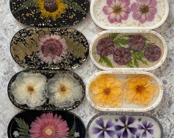 Resin Trinket Tray or Jewelry Dish made with Real Pressed Flowers , Floral Home Decor