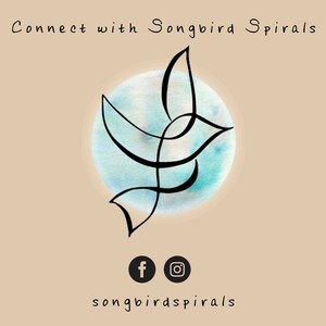 Pu&ograve; includere: Un design stilizzato di uccello nero su uno sfondo acquerellato blu. Il testo "Connect with Songbird Spirals" &egrave; sopra il design. Le icone dei social media per Facebook e Instagram sono sotto il design, insieme al testo "songbirdspirals".