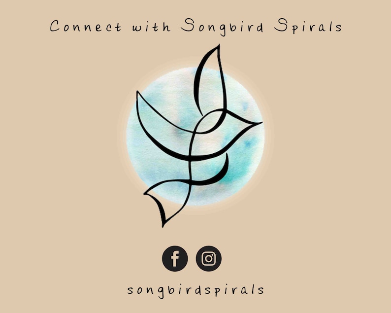 Pu&ograve; includere: Un design stilizzato di uccello nero su uno sfondo acquerellato blu. Il testo "Connect with Songbird Spirals" &egrave; sopra il design. Le icone dei social media per Facebook e Instagram sono sotto il design, insieme al testo "songbirdspirals".
