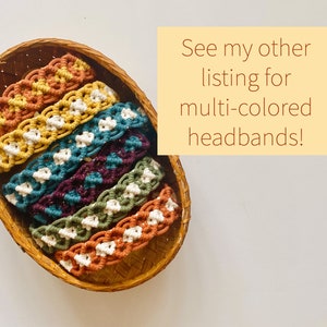 Pu&ograve; includere: Un cesto intrecciato pieno di fasce per capelli all'uncinetto colorate. Le fasce sono realizzate con una variet&agrave; di colori, tra cui arancione, giallo, verde, blu e bianco. Guarda il mio altro annuncio per le fasce per capelli multicolori!