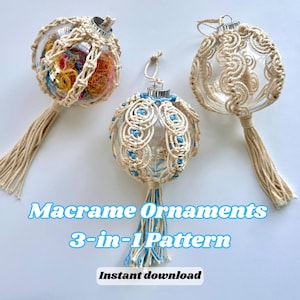 以下が含まれることがあります： ベージュとブルーのアクセントが付いた、透明なガラス製のマクラメオーナメント3つ。各オーナメントにはタッセルが付いており、複雑なマクラメノットで装飾されています。画像には「Macrame Ornaments 3-in-1 Pattern Instant download」と書かれています。
