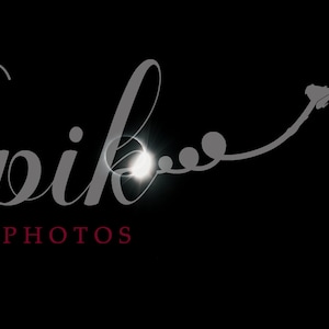 Könnte beinhalten: Logo auf schwarzem Hintergrund. Das Wort "Epik" ist in einer kursiven Schrift geschrieben, darunter "PHOTOS" in einer kleineren Schriftart. Eine graue Silhouette eines Flugzeugs ist im Flug dargestellt, mit einem hellen Licht.