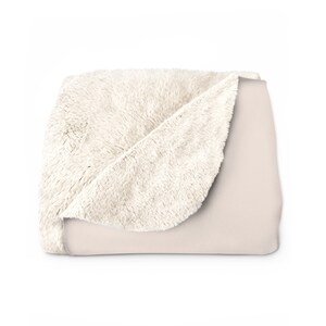 Peut inclure: Une couverture moelleuse et douce avec un c&ocirc;t&eacute; en fausse fourrure cr&egrave;me et un c&ocirc;t&eacute; uni beige clair.