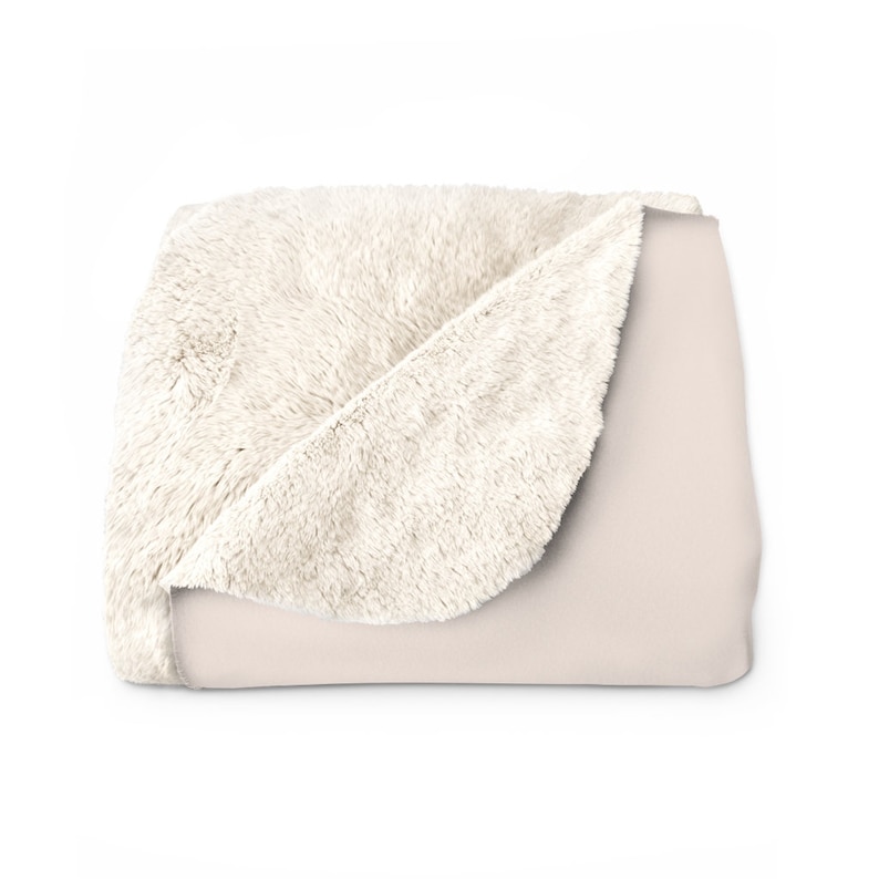 Peut inclure: Une couverture moelleuse et douce avec un c&ocirc;t&eacute; en fausse fourrure cr&egrave;me et un c&ocirc;t&eacute; uni beige clair.