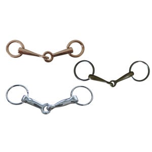 Peut inclure: Trois mors de cheval en métal de différentes finitions : cuivre, bronze et argent. Chaque mors est composé d'un mors central et de deux anneaux pour la fixation à la bride. Ces mors sont conçus pour l'équitation.