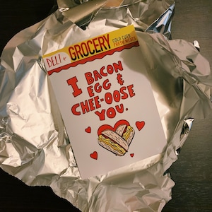 Bodega Baes. - Tarjeta de felicitación, Día de San Valentín, Vday, San Valentín, huevo con tocino y queso, divertido, Tarjetas NY, Humor, Deli Sandwich, Tarjeta Nueva York