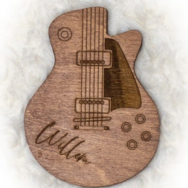 Guitar pick holder made of wood and laser engraved - Personalized