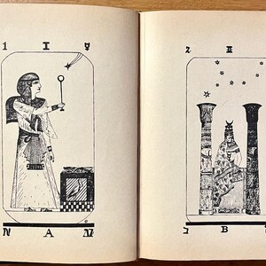 Op de afbeelding: Dubbele pagina uit een oud boek met zwart-wit illustraties. De linkerpagina toont een figuur met een staf, met symbolen en tekst. De rechterpagina toont kolommen en een zittende figuur, eveneens met symbolen en tekst. Pagina's zijn genummerd 66 en 67.