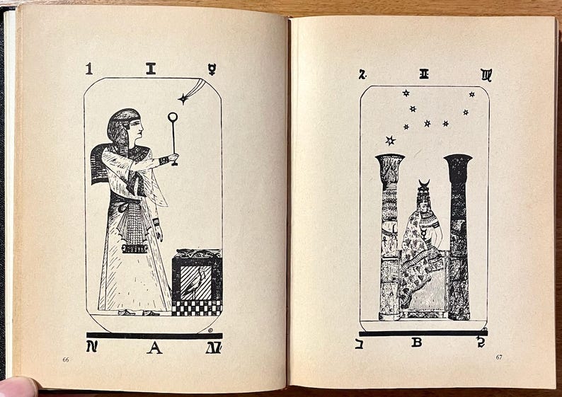 Op de afbeelding: Dubbele pagina uit een oud boek met zwart-wit illustraties. De linkerpagina toont een figuur met een staf, met symbolen en tekst. De rechterpagina toont kolommen en een zittende figuur, eveneens met symbolen en tekst. Pagina's zijn genummerd 66 en 67.