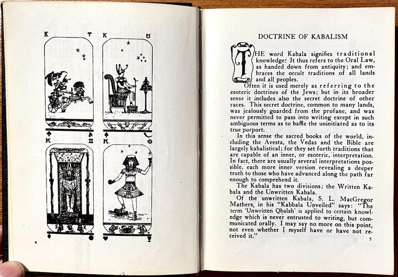Op de afbeelding: Een open boek met illustraties en tekst. De linkerpagina toont vier zwart-wit tekeningen van figuren in sierlijke kaders. De rechterpagina heeft tekst met de titel "Doctrine of Kabalism" met een sierlijke initiaal.