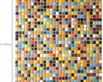 Op de afbeelding: Een 30,5 x 30,5 cm vel met kleurrijke mozaïektegels. De tegels zijn kleine vierkanten in verschillende kleuren, waaronder rood, oranje, geel, groen, blauw en zwart. De tegels zijn in een willekeurig patroon gerangschikt.