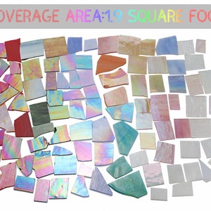 Pu&ograve; includere: Una collezione di tessere di mosaico in vetro iridescente di vari colori e forme. Le tessere sono disposte in un motivo casuale e coprono un'area di 0,11 metri quadrati.