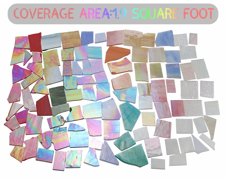 Pu&ograve; includere: Una collezione di tessere di mosaico in vetro iridescente di vari colori e forme. Le tessere sono disposte in un motivo casuale e coprono un'area di 0,11 metri quadrati.