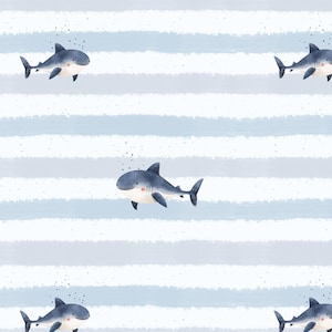 Könnte beinhalten: Ein nahtloses Muster mit blauen und weißen Streifen und einem sich wiederholenden Bild eines blauen Hais, der im Wasser schwimmt. Der Hai hat einen weißen Bauch und einen rosafarbenen Mund.