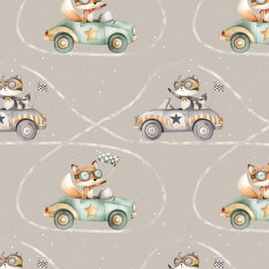 Puede incluir: Patrón sin costuras con ilustraciones en acuarela de zorros y mapaches conduciendo coches antiguos. Los coches son de color azul, dorado y gris, con detalles de estrellas. El fondo es beige neutro con líneas blancas de pista de carreras.