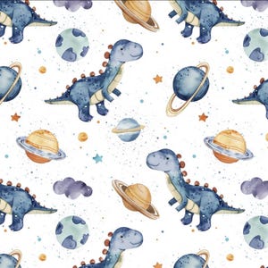 Może przedstawiać: Powtarzający się wzór niebieskich dinozaurów, planet z pierścieniami i gwiazd na białym tle. Projekt zawiera akwarelowe ilustracje planet, chmur i gwiazd, tworząc fantazyjny wzór o tematyce kosmicznej.