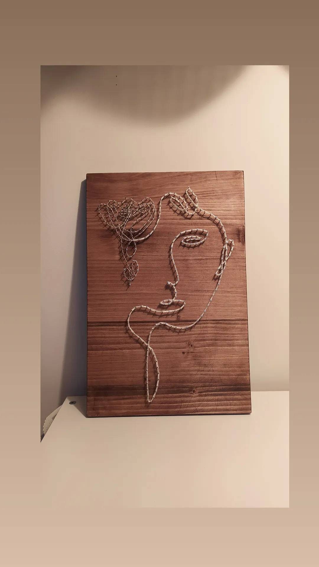 Tableau en art filaire, en string art, visage avec rose, abstrait ...