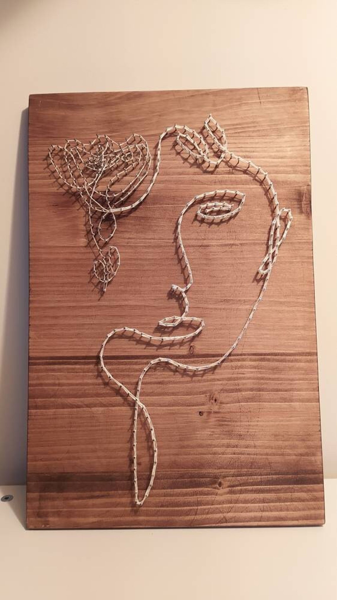 Tableau en art filaire, en string art, visage avec rose, abstrait ...