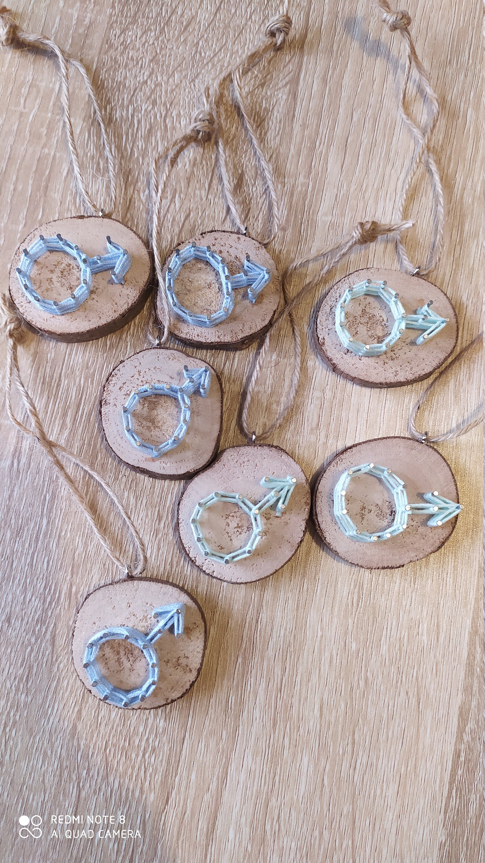 Petite Décoration en String Art, Garçon, sur Rondin.