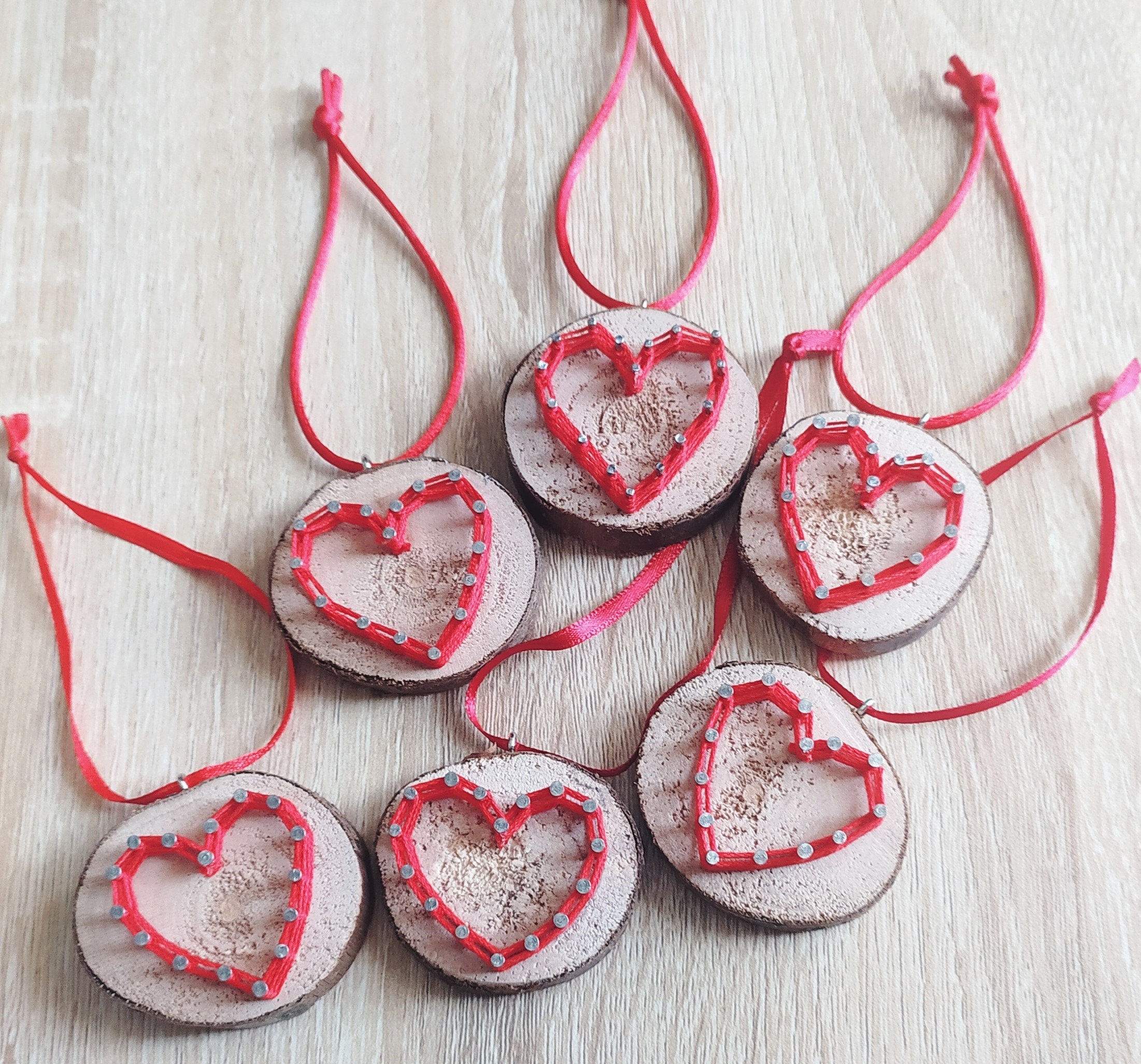 string Art Coeur sur Petit Rondins, Décoration