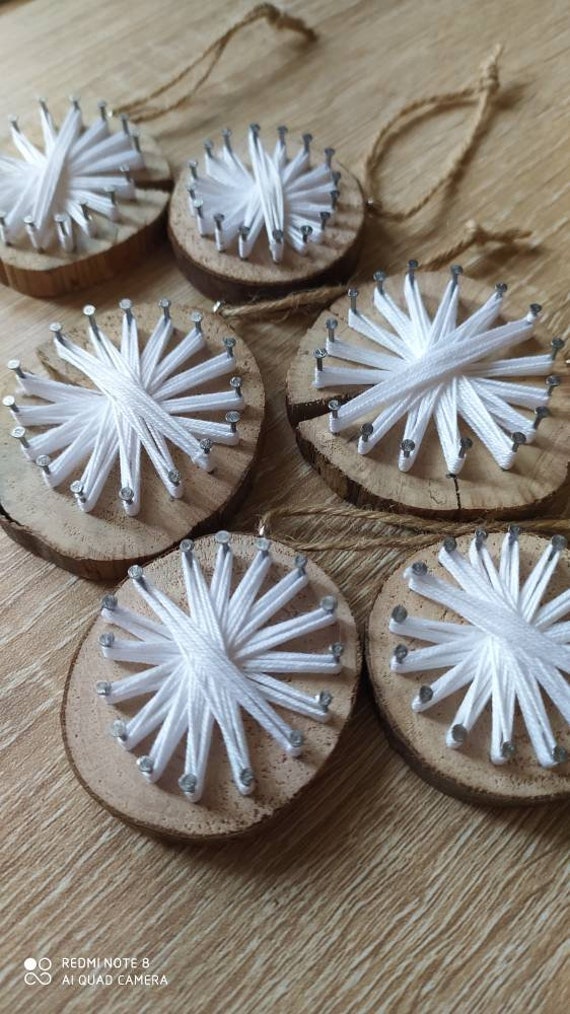 Petite Décoration String Art Abstrait sur Rondins