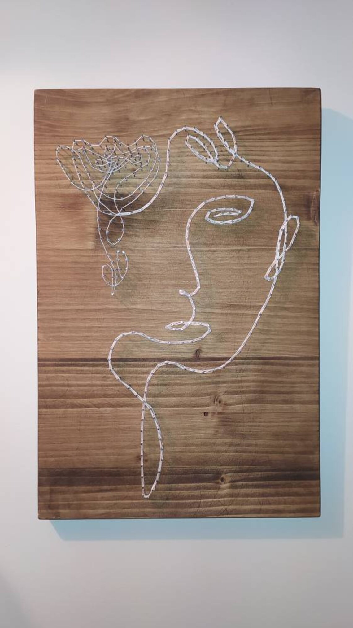 Tableau en art filaire, en string art, visage avec rose, abstrait ...