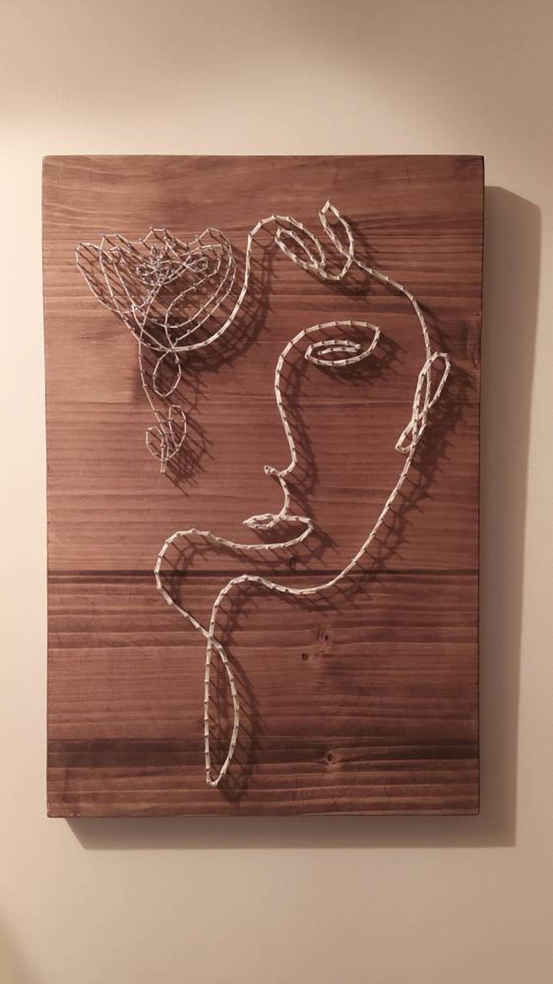 Tableau en art filaire, en string art, visage avec rose, abstrait ...