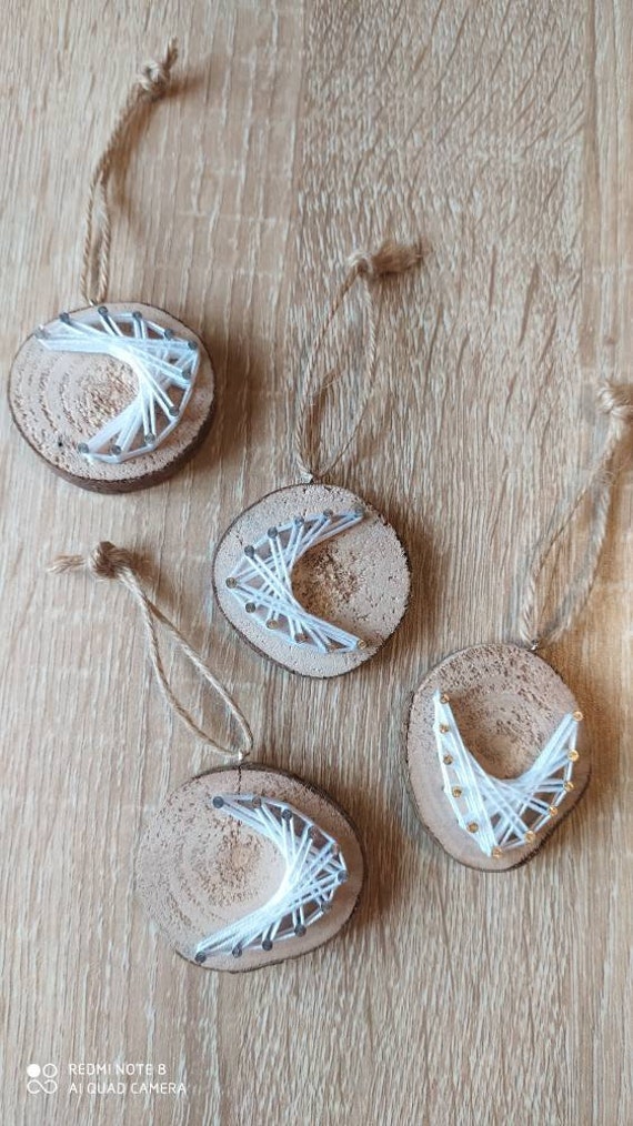 Petite Décoration en String Art Abstraite, sur Rondin