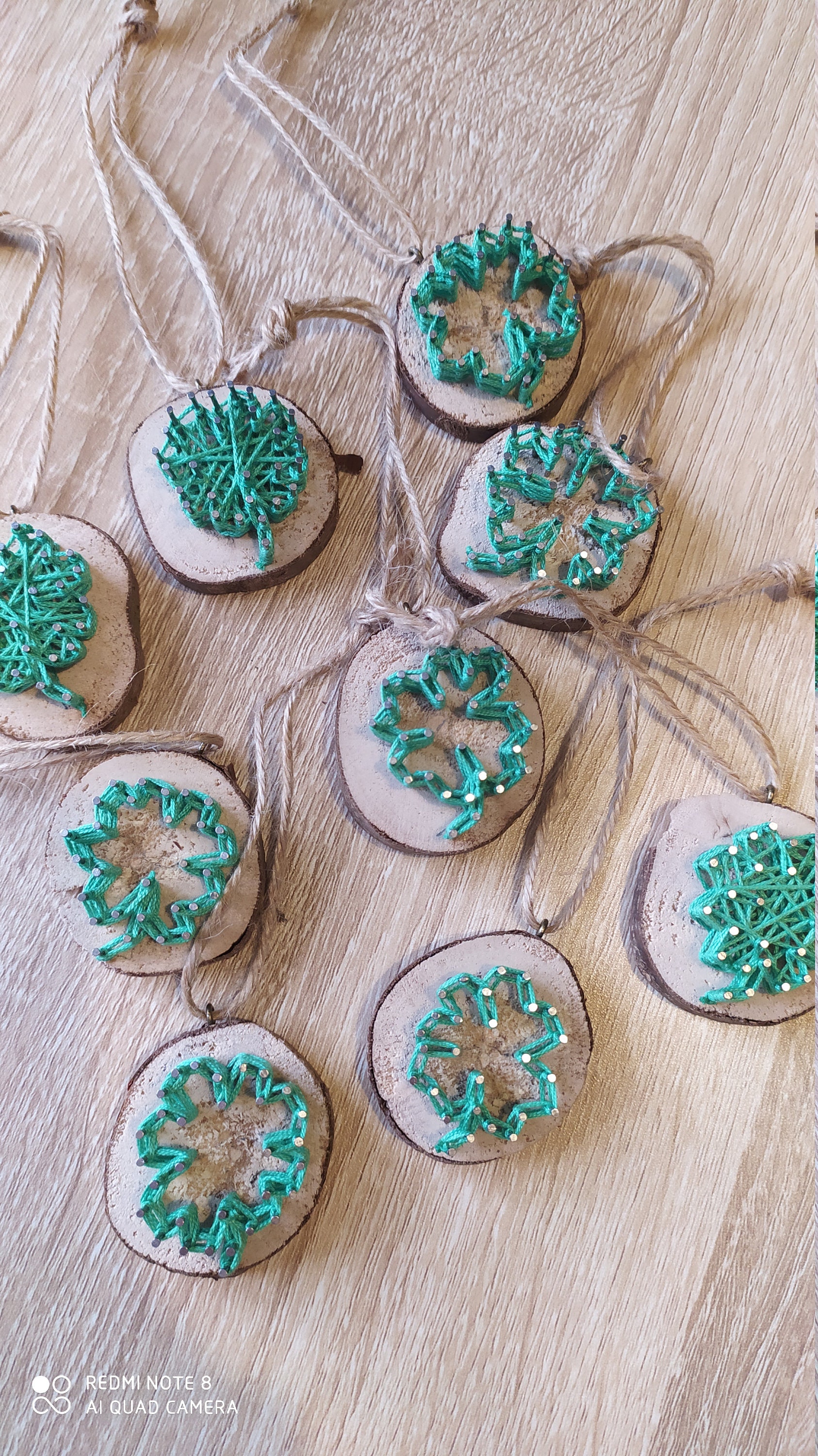 Petite Décoration en String Art Trèfle, sur Rondin.