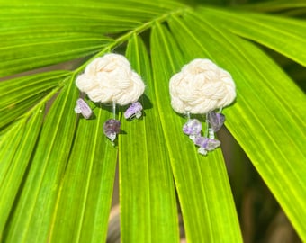 Niedliche Regenwolke Ohrringe | Makramee Wolke | Edelstahl Ohrstecker | Wolken Schmuck | Wolke mit Amethyst Perlen | Verregnete Ohrringe