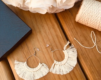 Handgefertigte Fransen Makramee Ohrringe | Nickelfreie Ohrringe | Boho Chic Ohrringe | Geschenk für sie | Kostenlose Geschenkbox
