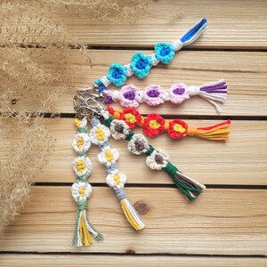 Macrame Daisy Keychain, Customized Macrame Keychains, , Macrame Flower Keychains, Macrame Keychain, Daisy Keychain, Boho Keychain
