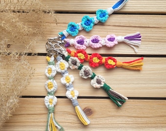 Makramee Daisy Schlüsselanhänger, maßgeschneiderte Makramee Schlüsselanhänger , Makramee Blume Schlüsselanhänger, Makramee Schlüsselanhänger, Gänseblümchen Schlüsselanhänger, Boho Schlüsselanhänger