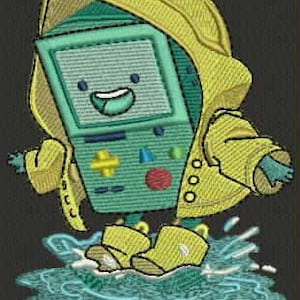 Può includere: Un disegno ricamato di un personaggio di videogioco verde acqua sorridente, con un impermeabile e stivali gialli, in piedi in una pozzanghera. Il personaggio ha un cappuccio giallo e un'espressione felice. Il disegno è su sfondo scuro.