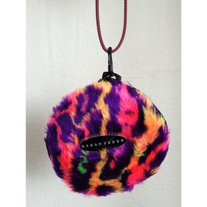 Furry funky vintage-1990s bolso de mano, piel de leopardo psicodélico de neón de imitación, refuerzo de contraste, cremallera de gran tamaño, material muerto de Karan Feder