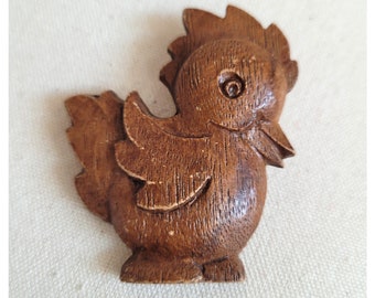 Vintage 1940s wooden carved rooster pin brooch, 2.25 inches length by 2 inches width, charming WWII jewelry