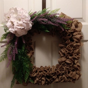 Couronne carrée ébouriffée de porte de ressort de toile de jute pour la décoration à la maison, décor de mur, hortensia rose et fleurs de lavande