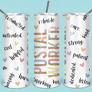 Puede incluir: Tres vasos de acero inoxidable con fondo blanco y palabras y corazones de colores. El vaso del medio tiene las palabras "Trabajador Postal" en un diseño de estampado de leopardo. Las palabras en los vasos incluyen "comprometido", "motivado", "guay", "servicial", "fiable", "trabajando", "amable", "cuidadoso", "fuerte", "paciente", "dedicado", "escuchar", "increíble", "duro", "y", "soy".