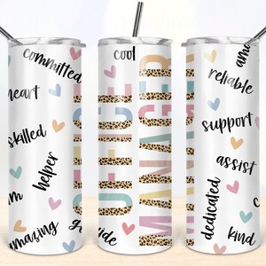 Könnte beinhalten: Drei Edelstahlbecher mit weißem Hintergrund und buntem Text. Die Becher zeigen Wörter wie "committed", "cool", "reliable", "support", "assist", "dedicated" und "kind". Die Becher sind mit Herzen und einem Leopardenmuster verziert.