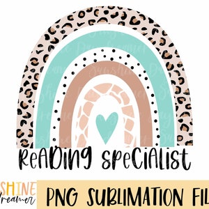 Op de afbeelding: Een kleurrijk regenboogontwerp met een luipaardprintrand, turquoise, bruine en gestippelde strepen en een hart in het midden. De woorden "Reading Specialist" staan onder de regenboog. De tekst "PNG Sublimation File" staat onderaan.